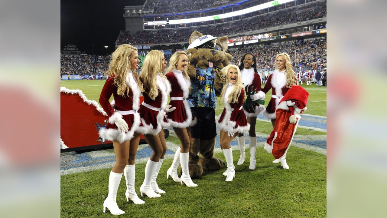 Titans Cheerleaders Celebrate Christmas