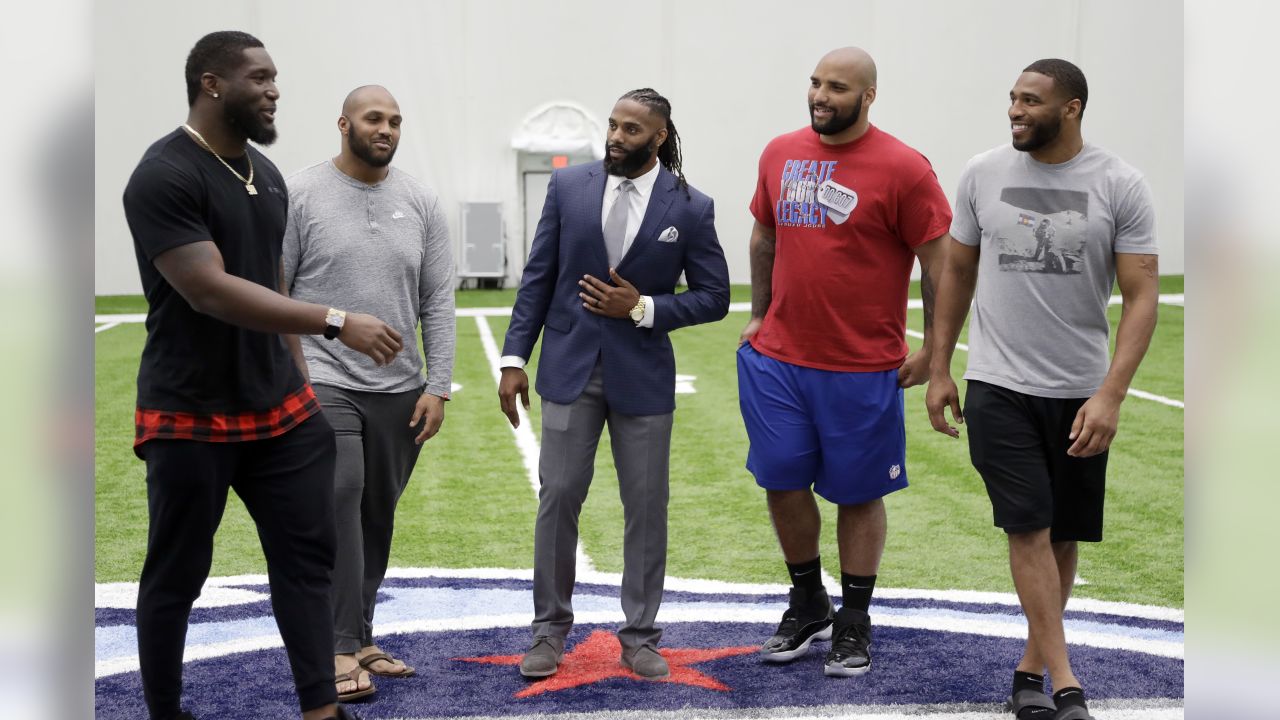 Tennessee Titans defensive tackle Jurrell Casey takes a break during NFL  football training camp Thursday, July 26, 2018, in Nashville, Tenn. (AP  Photo/Mark Humphrey Stock Photo - Alamy