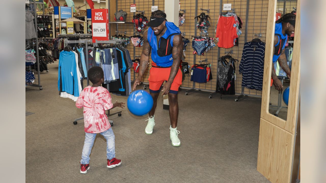 Derrick Henry Give Kids the Back-to-School Surprise of a Lifetime - FanBuzz