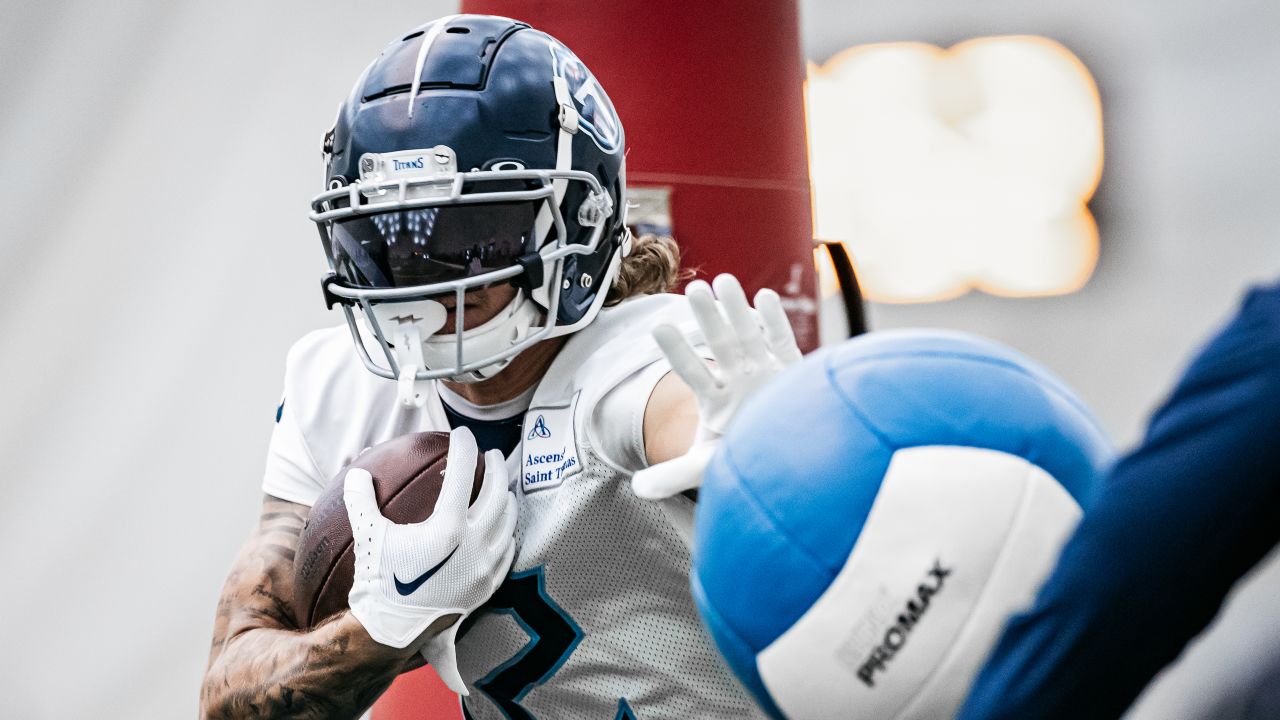 Tennessee Titans cornerback Tre Avery (30) take a break during their game  against the Indianapolis Colts Sunday, Oct. 23, 2022, in Nashville, Tenn.  (AP Photo/Wade Payne Stock Photo - Alamy