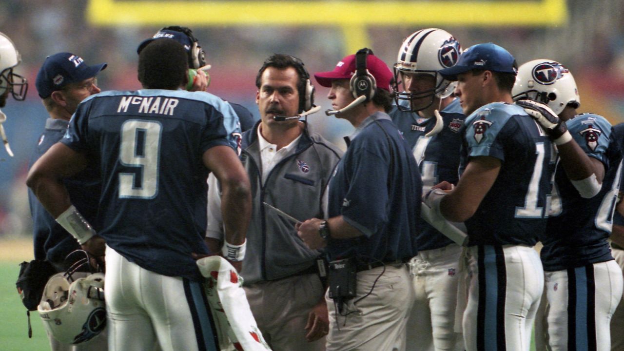 ATL2000013020 - 30 JANUARY 2000 - ATLANTA, GEORGIA, USA: Titans Eddie George  streaks down the sideline with a Steve McNair pass in the first quarter of  Super Bowl XXXIV. ts/Bruce Gordon UPI