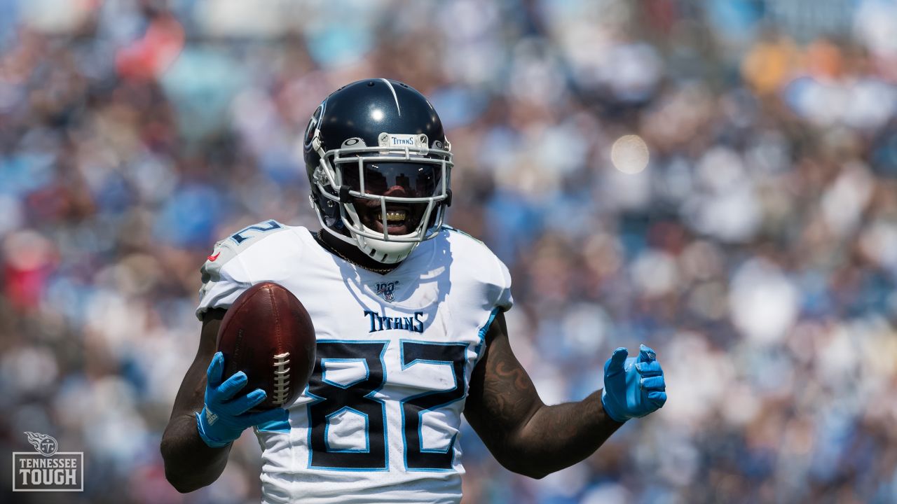 Tennessee Titans tight end Delanie Walker signs autographs before