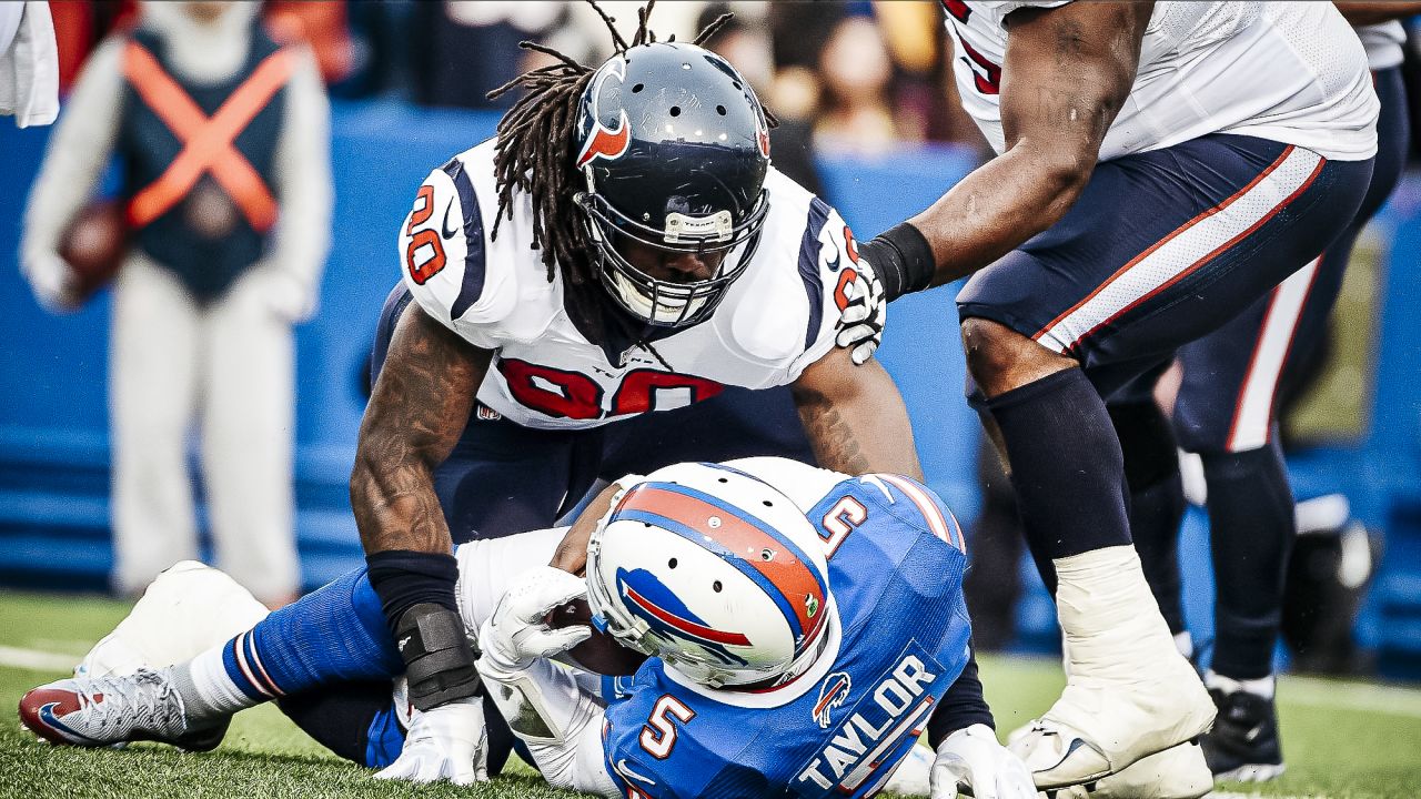 Jadeveon Clowney looks like a child wearing Vince Wilfork's jersey