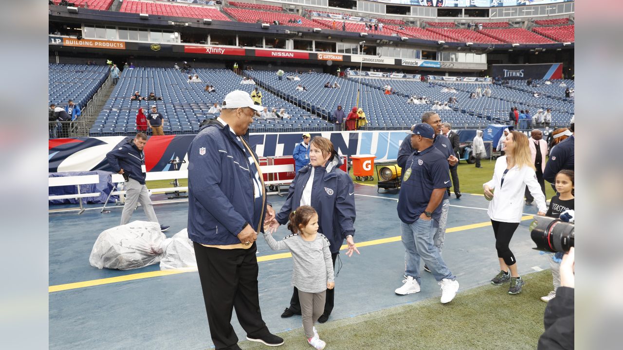 Watch Robert Brazile receive Hall of Fame ring, enter Titans' Ring