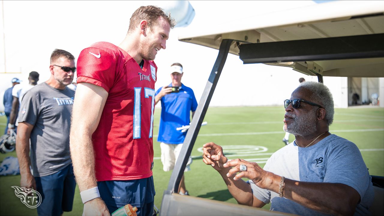 Earl Campbell loves the TITANS. FTT!! (Picture via @mandisaofficial on  Twitter) : r/Tennesseetitans