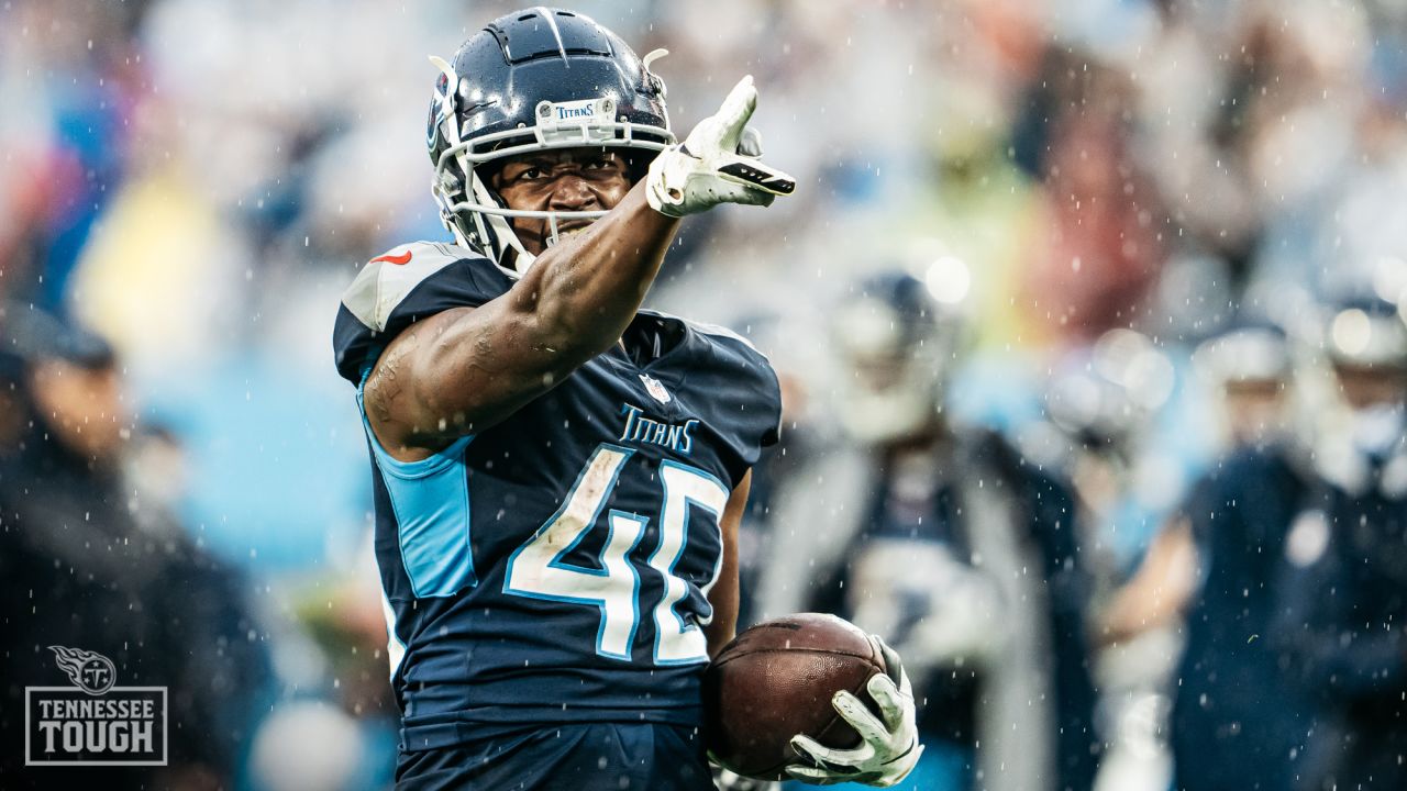 Tennessee Titans running back Dontrell Hilliard (40) carries the