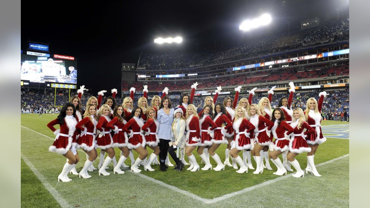 Titans Cheerleaders Celebrate Christmas