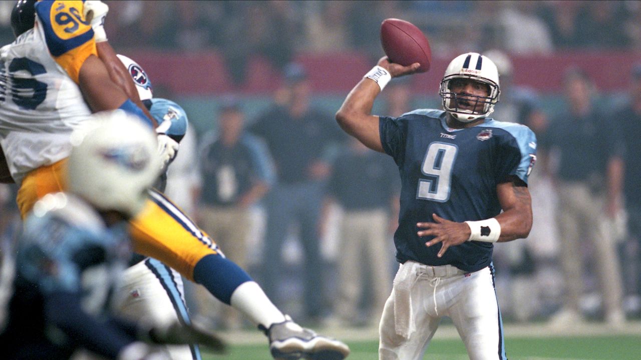 ATL2000013020 - 30 JANUARY 2000 - ATLANTA, GEORGIA, USA: Titans Eddie George  streaks down the sideline with a Steve McNair pass in the first quarter of  Super Bowl XXXIV. ts/Bruce Gordon UPI