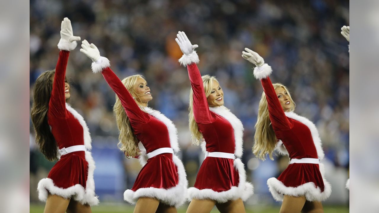 Titans Cheerleaders Celebrate Christmas