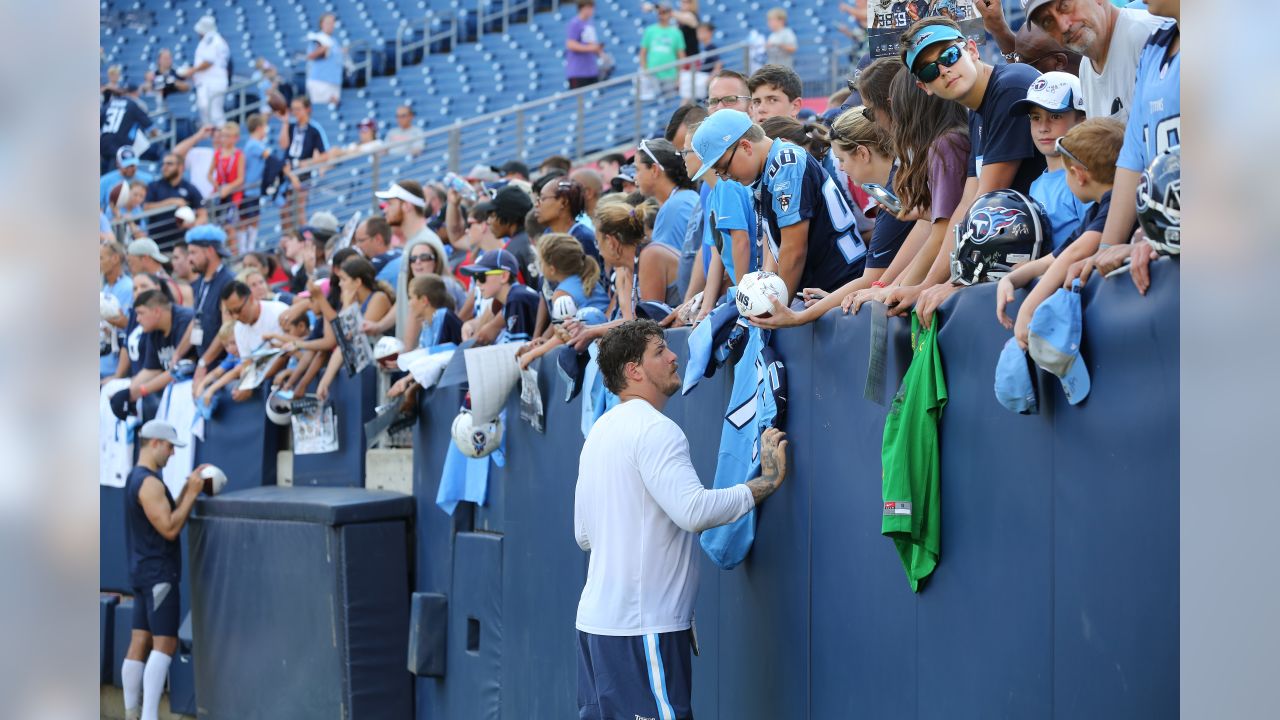 Autograph Session at Nissan Stadium