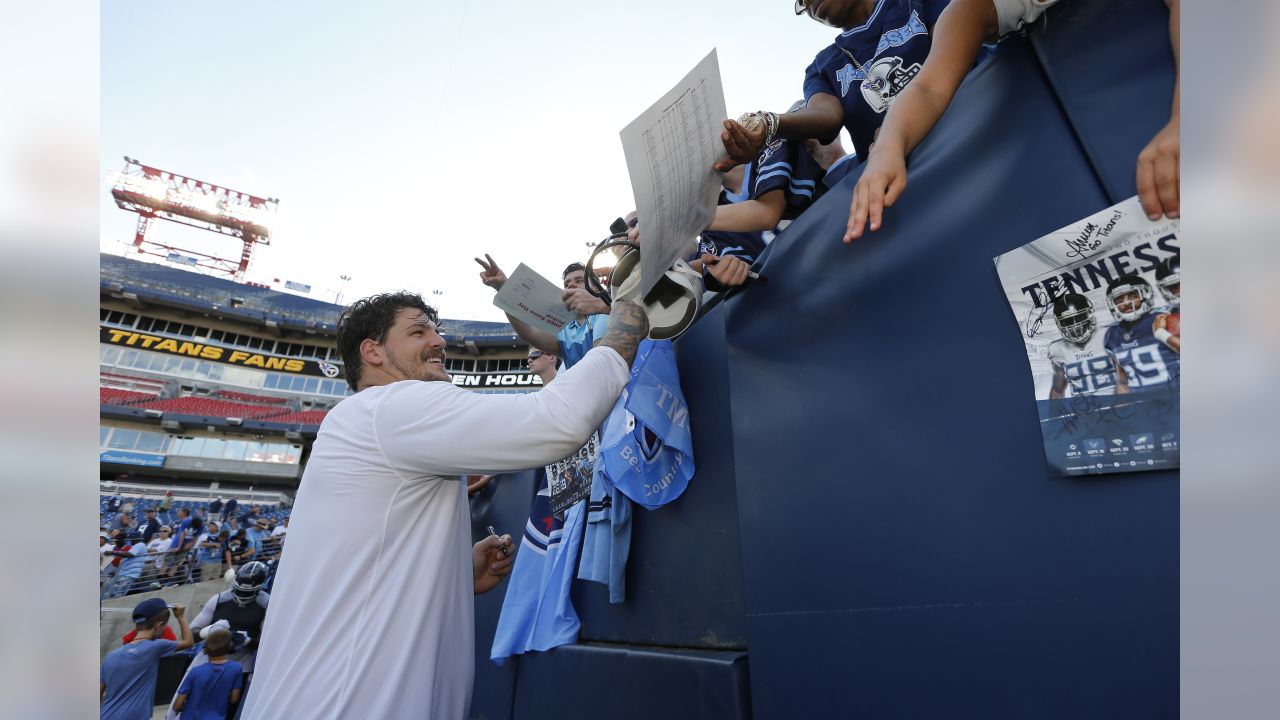 Autograph Session at Nissan Stadium