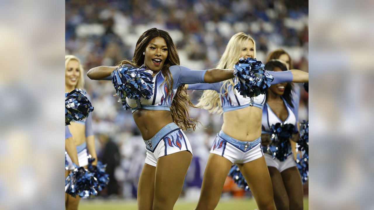 Team Spotlight: Detroit Lions Cheerleaders' New Uniforms