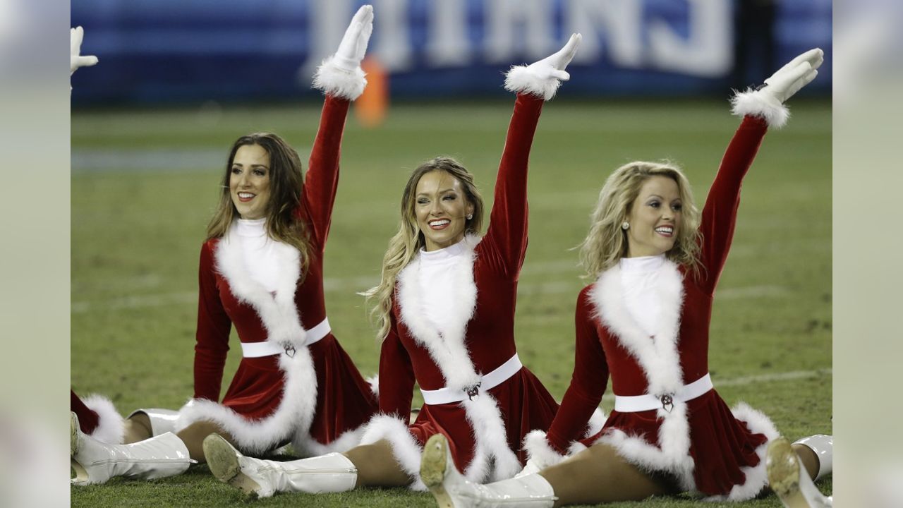 Titans Cheerleaders Celebrate Christmas