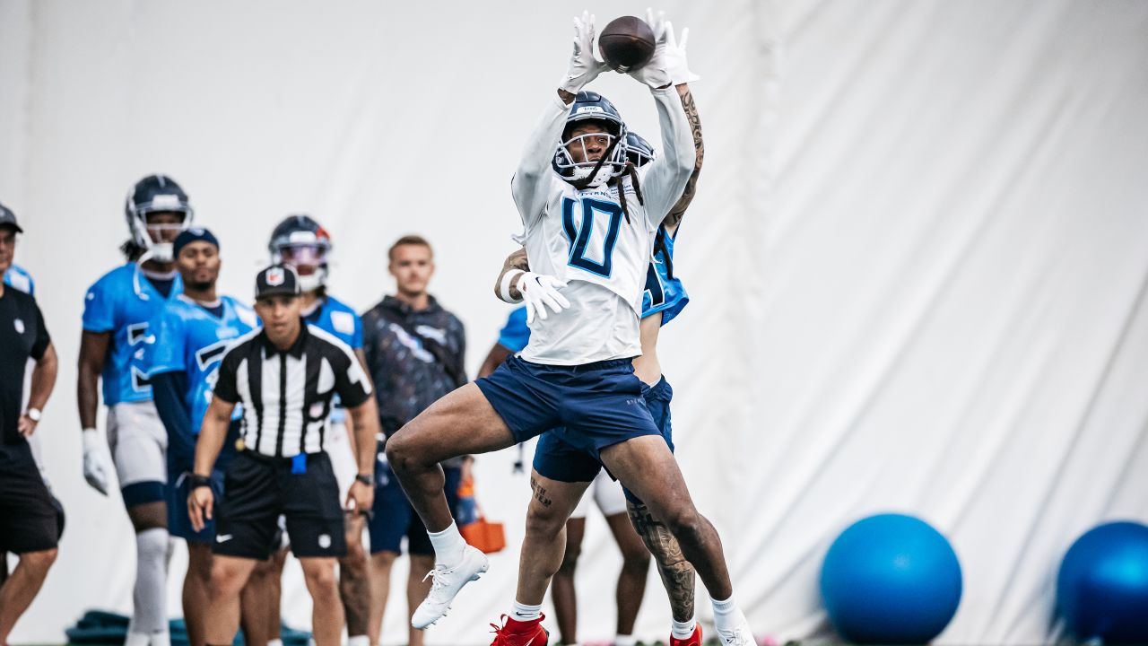 Tennessee Titans cornerback Tre Avery (30) take a break during their game  against the Indianapolis Colts Sunday, Oct. 23, 2022, in Nashville, Tenn.  (AP Photo/Wade Payne Stock Photo - Alamy