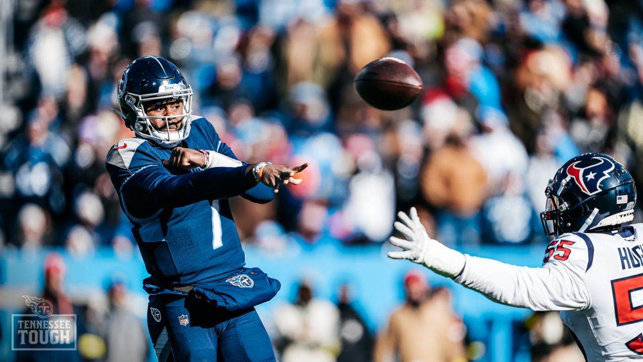 Titans Take on Texans Sunday at Nissan Stadium