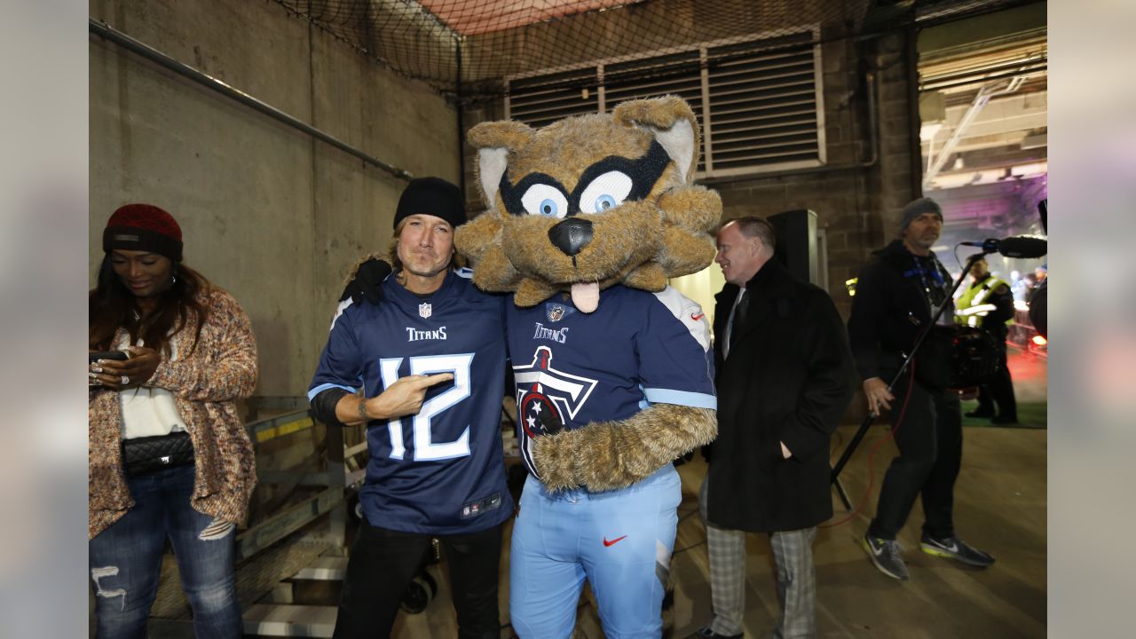 Keith Urban looks every inch the super fan as he serves as the Tennessee  Titans' 12th Man