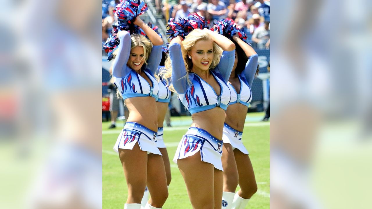 Titans Cheerleader Donivous