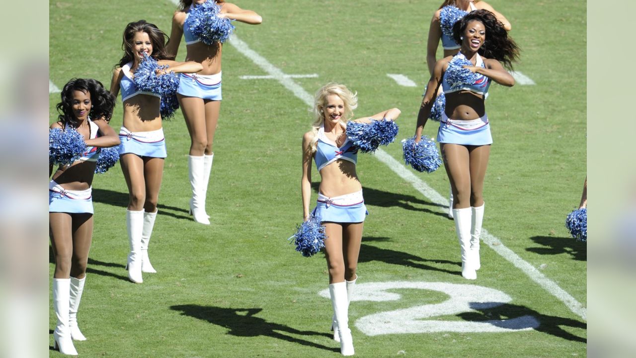 Titans Cheerleader Donivous