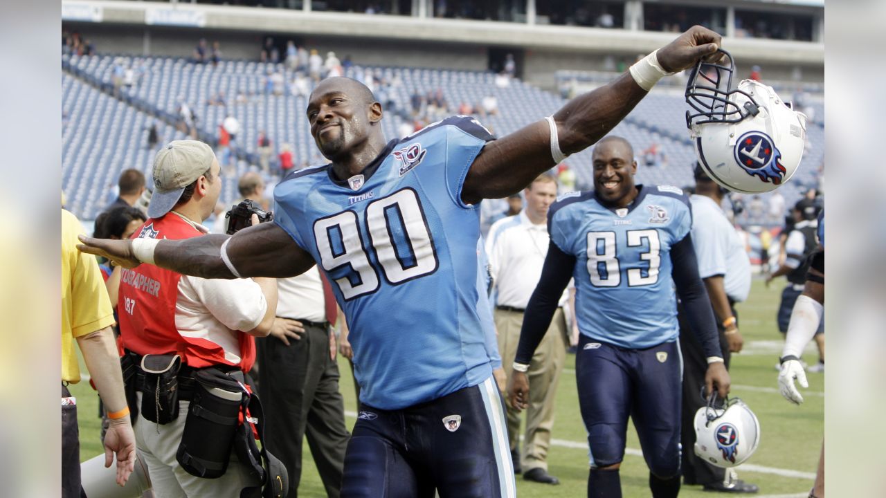 Tennessee Titans tight end Alge Crumpler (83) plays against the St