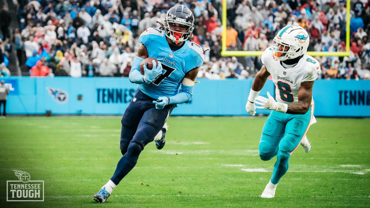 Titans clinch 2nd straight AFC South, beating Miami 34-3 – KXAN Austin