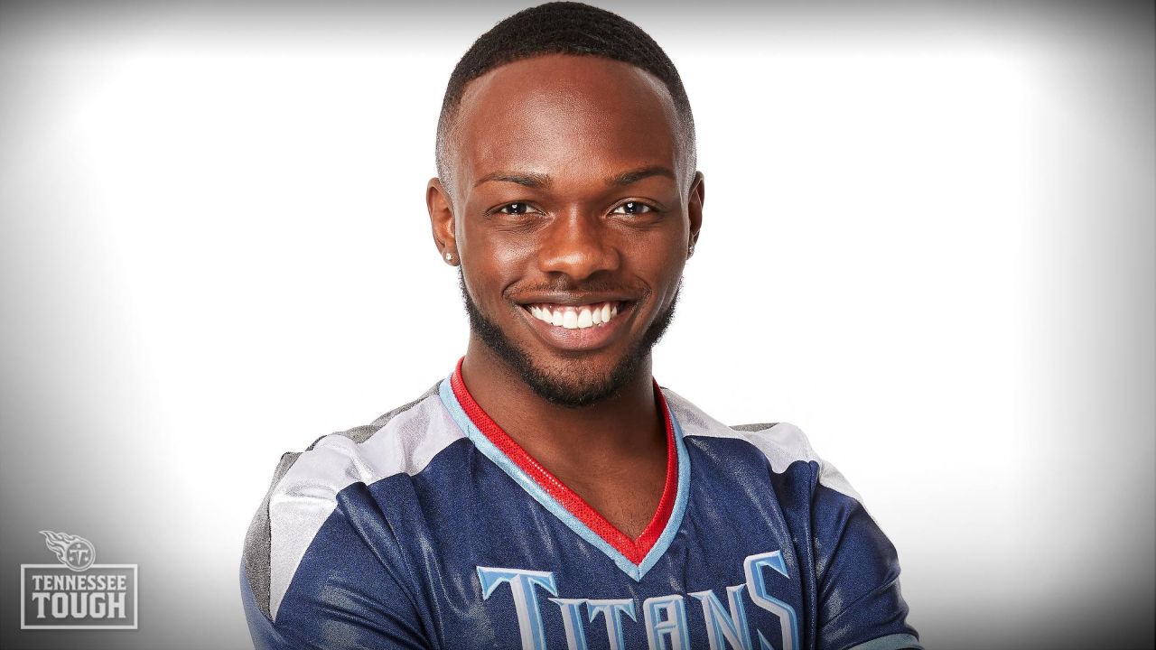 Titans Cheerleader Donivous