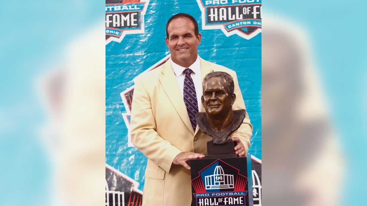 Retired Tennessee Titans offensive lineman Bruce Matthews, left, stands  with his wife, Carrie, and their youngest son, Luke, during a ceremony  where Matthews' number 74 was retired on Sunday, Dec. 8, 2002