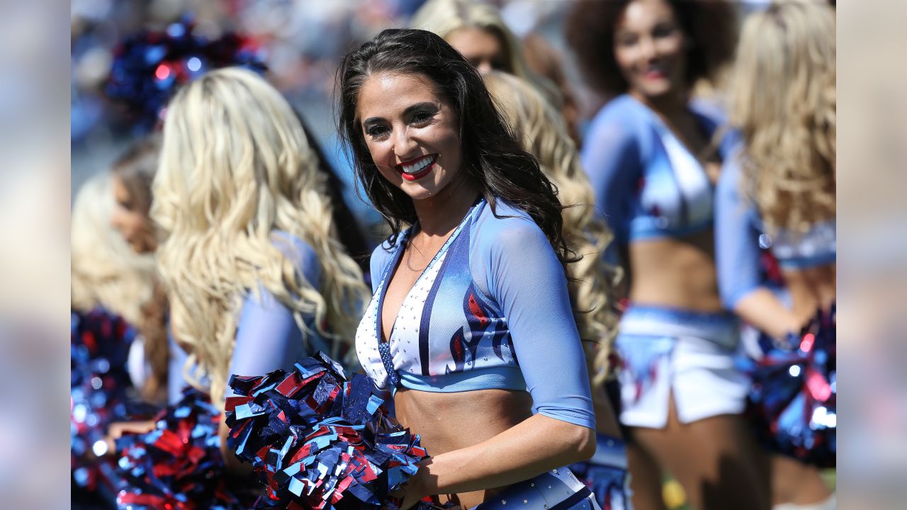 Jets Flight Crew cheerleaders put on spectacular holiday halftime