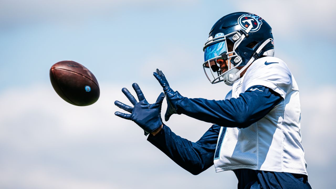 Julius Chestnut of the Tennessee Titans prepares for drills during News  Photo - Getty Images