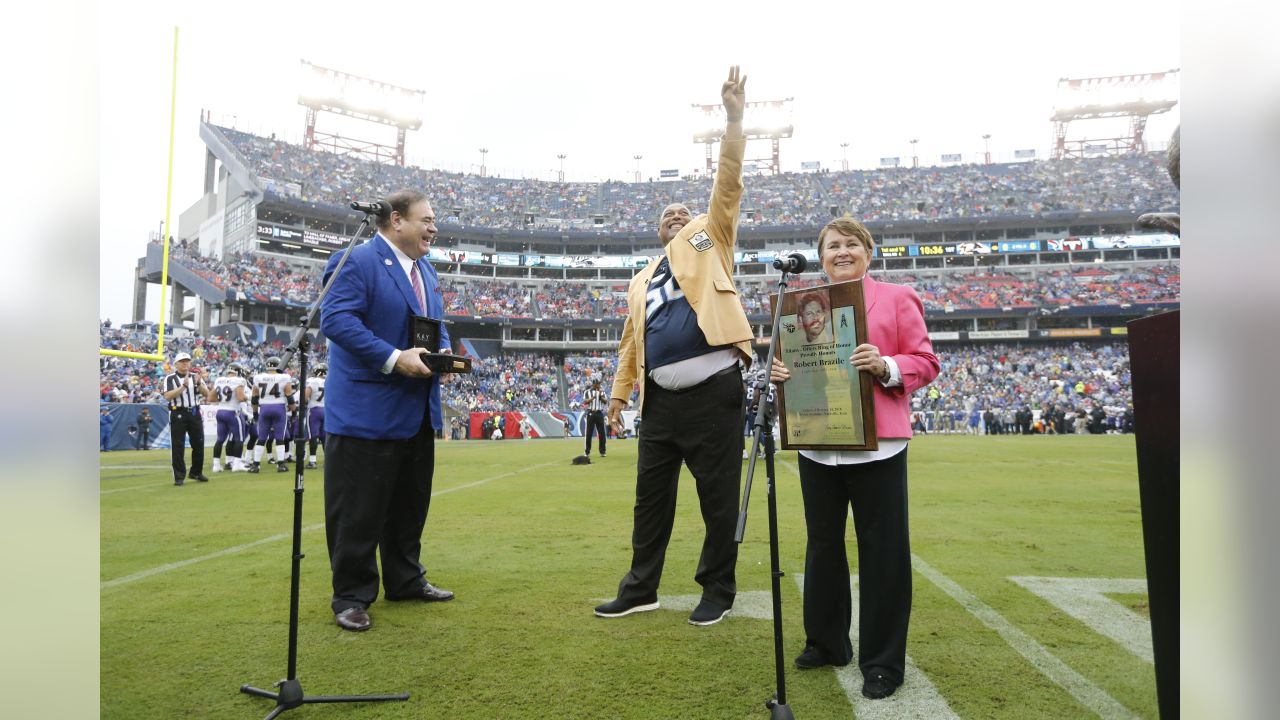 Watch Robert Brazile receive Hall of Fame ring, enter Titans' Ring