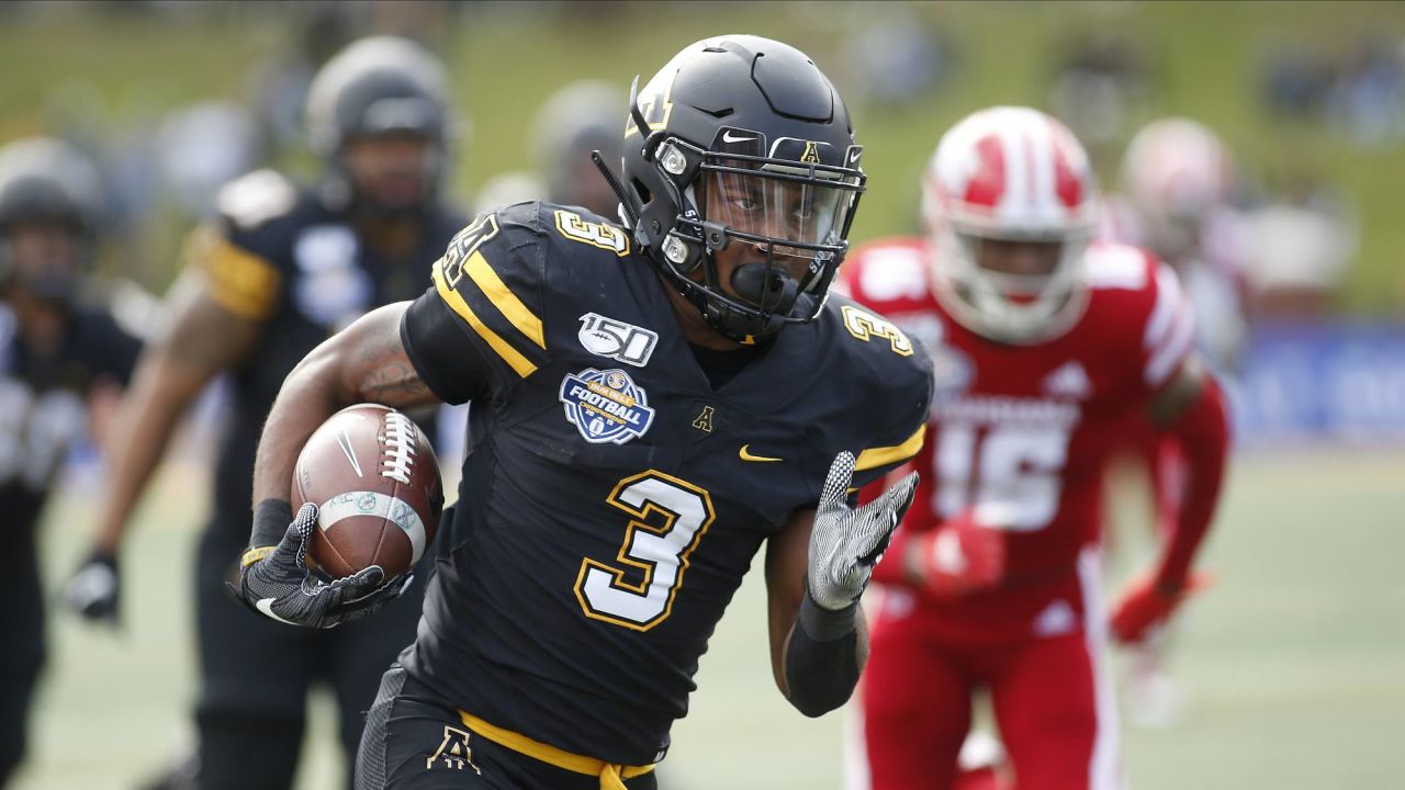 Appalachian State running back Darrynton Evans (3) evades  Louisiana-Lafayette defensive back Pe …