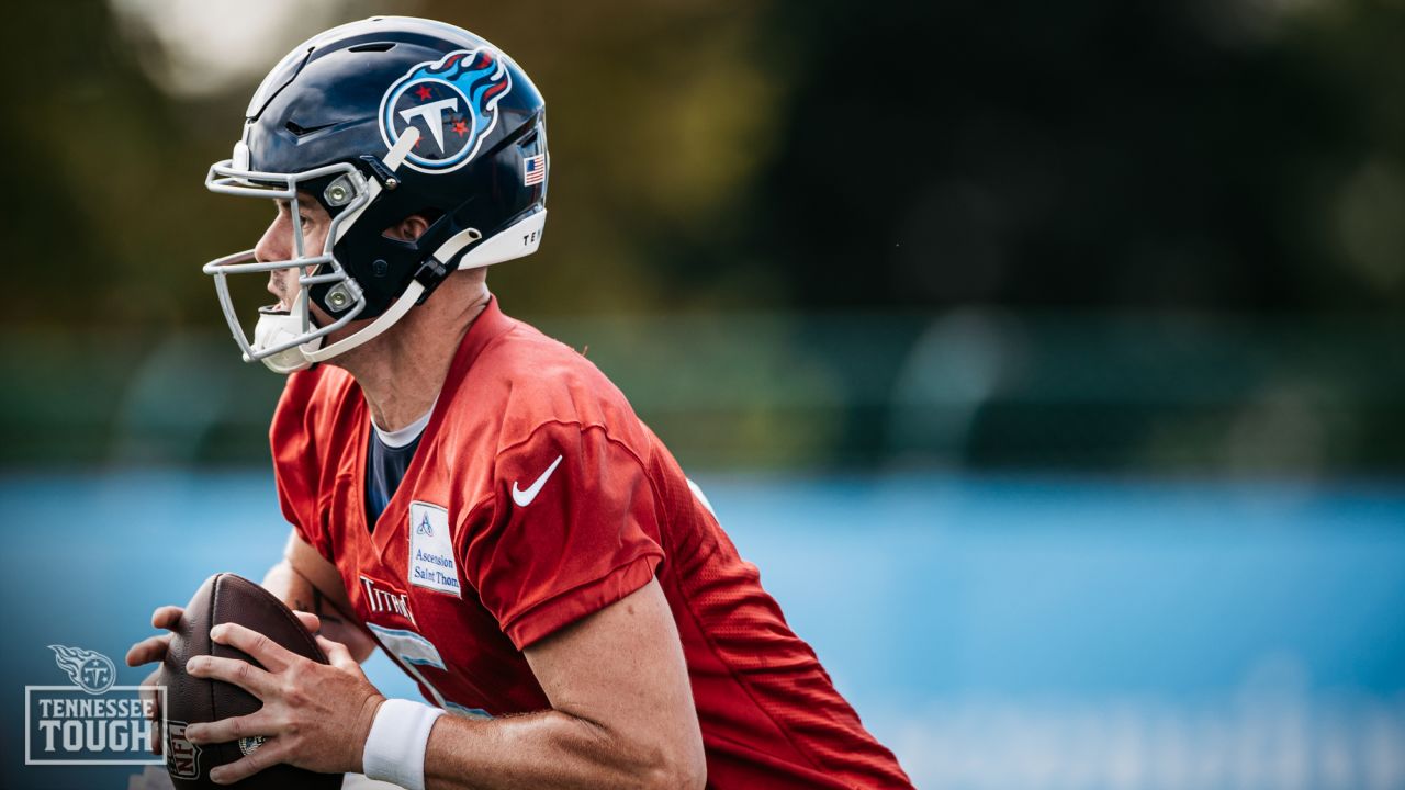 Tennessee Titans quarterback Logan Woodside (5) in action before an NFL  preseason football game against the Chicago Bears, Thursday, Aug. 29, 2019,  in Chicago. (AP Photo/David Banks Stock Photo - Alamy