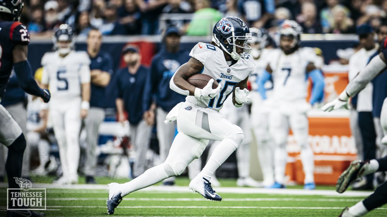 Tennessee Titans running back Dontrell Hilliard beats Green Bay