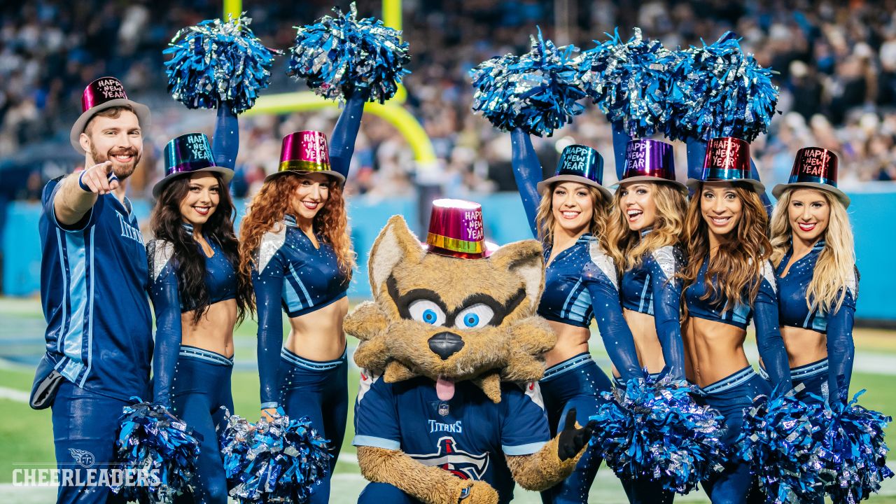 Tennessee Titans Cheerleaders & T-Rac - Regular Season Week 17