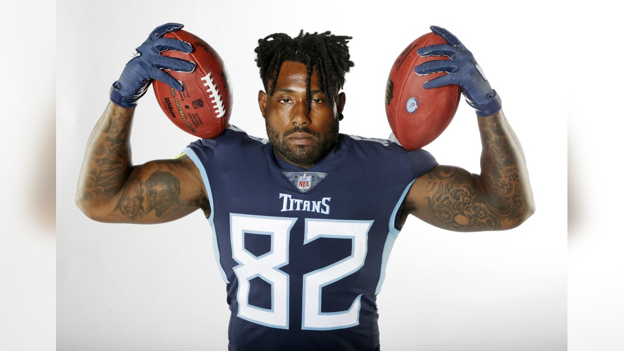 November 19, 2015: Tennessee Titans tight end Phillip Supernaw #89 warms up  before the game between