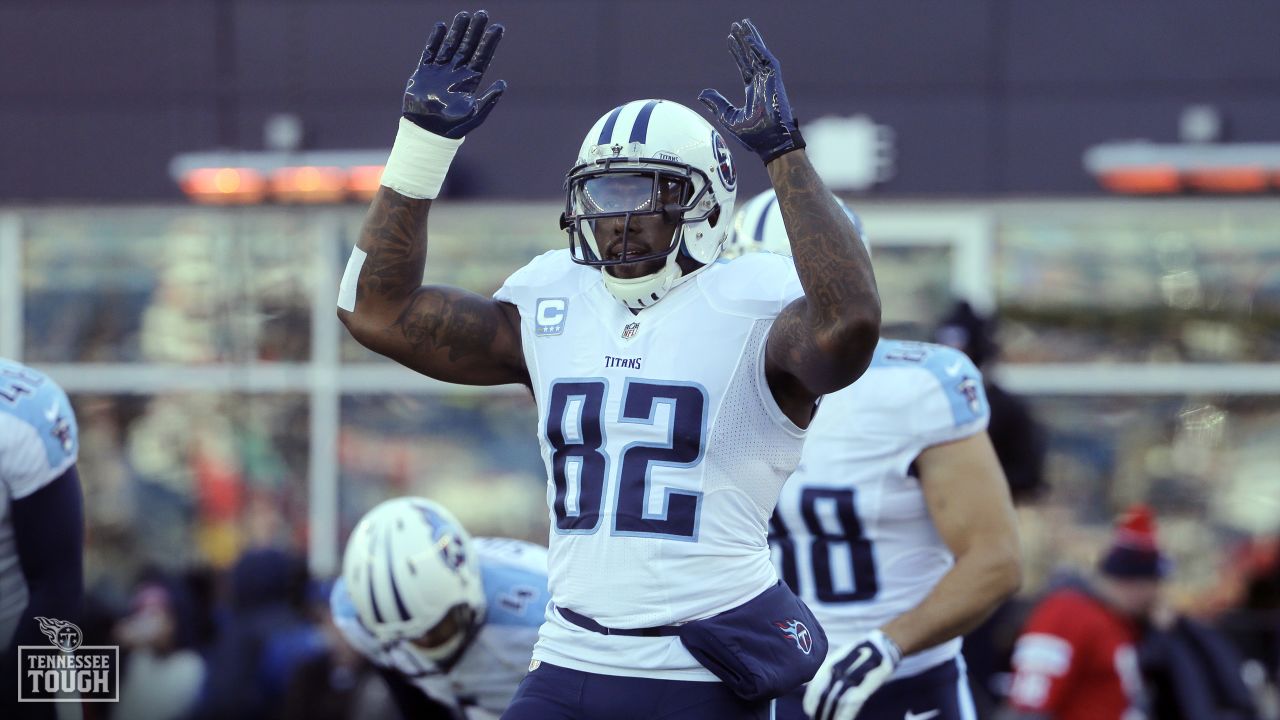 Tennessee Titans tight end Delanie Walker signs autographs before