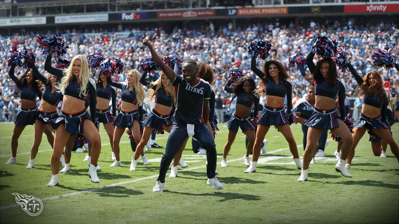 NFL: 49ers cheerleader Kayla Norris kneels during national anthem