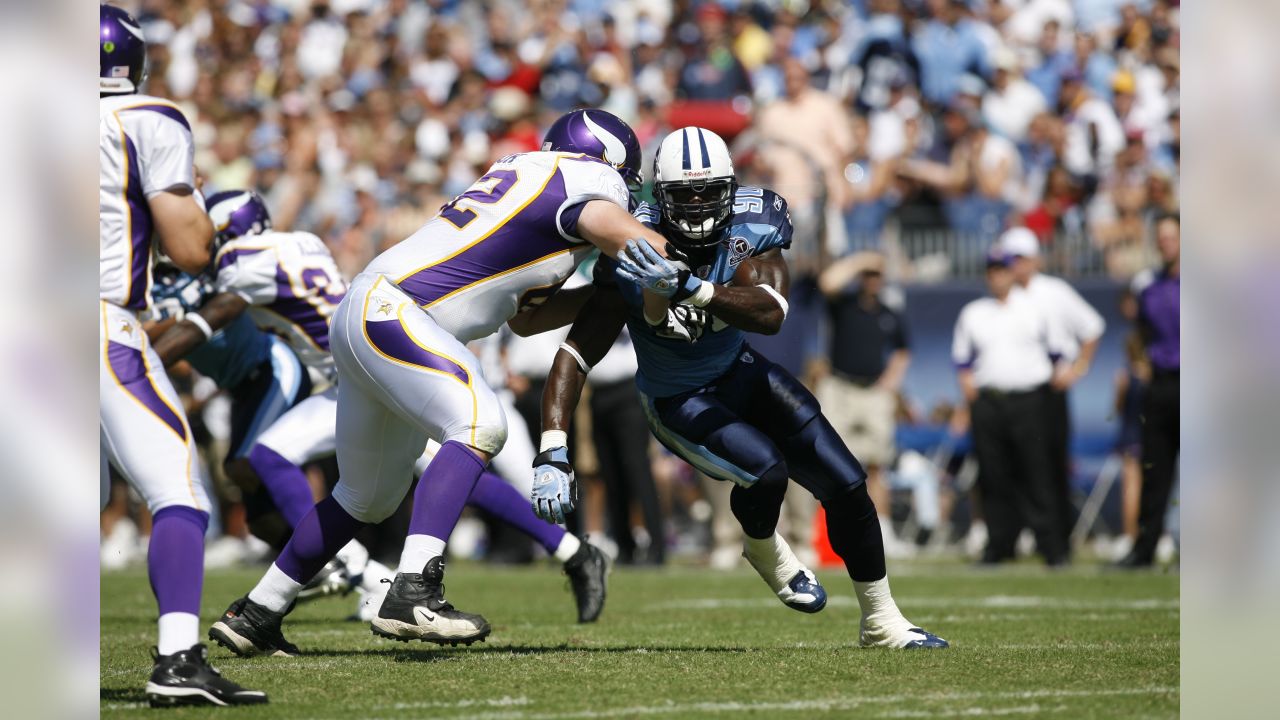 Tennessee Titans defensive end Jevon Kearse (90) knocks the ball