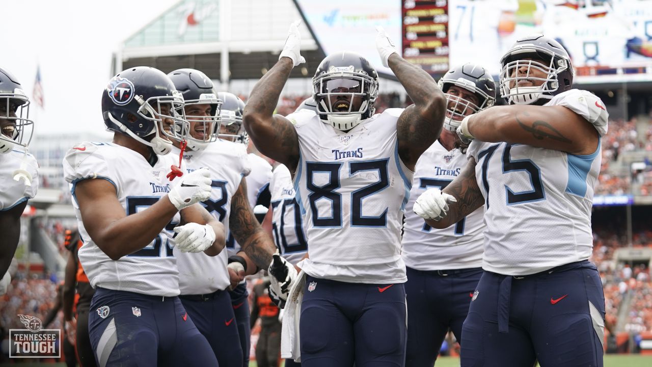 Tennessee Titans tight end Delanie Walker warms up before an NFL