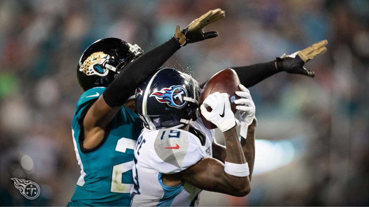 Tennessee Titans vs. Jacksonville Jaguars. Fans support on NFL Game.  Silhouette of supporters, big screen with two rivals in background Stock  Photo - Alamy