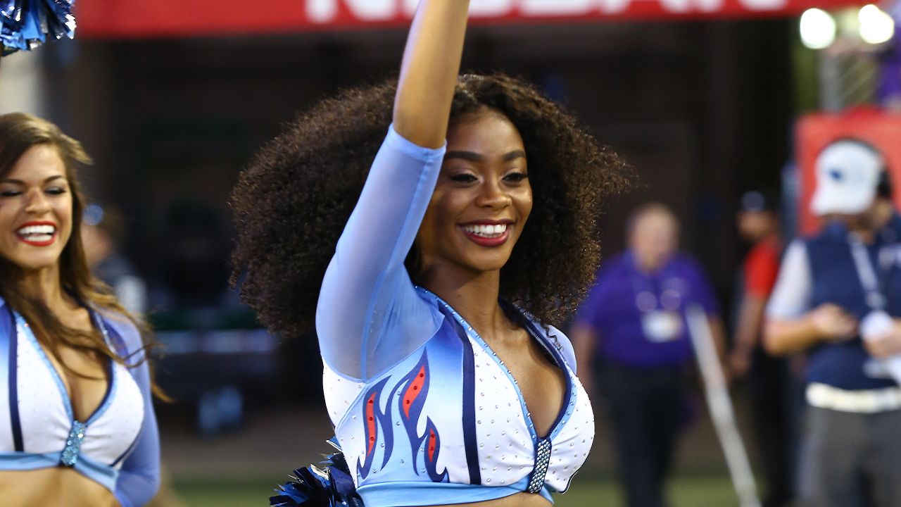 Titans Cheerleader Donivous