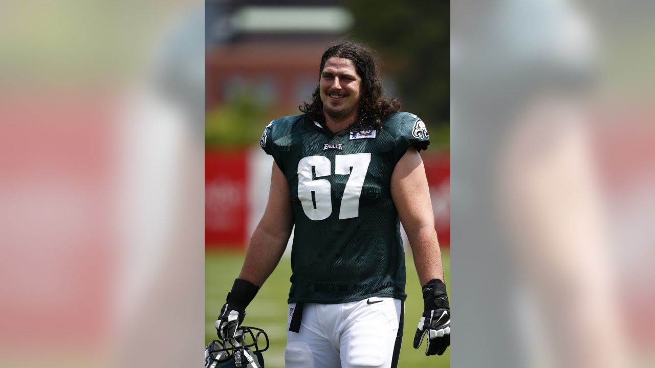 Eagles Signing OL Dennis Kelly 