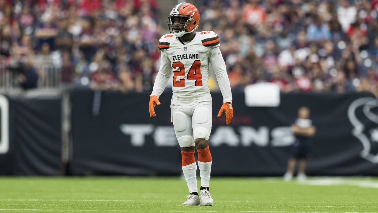 Cleveland Browns strong safety Derrick Kindred (26) trips up