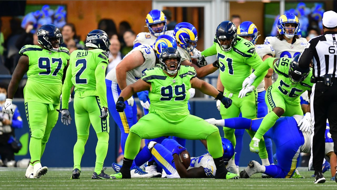 Seahawks star Lockett helps out at Bainbridge football practice