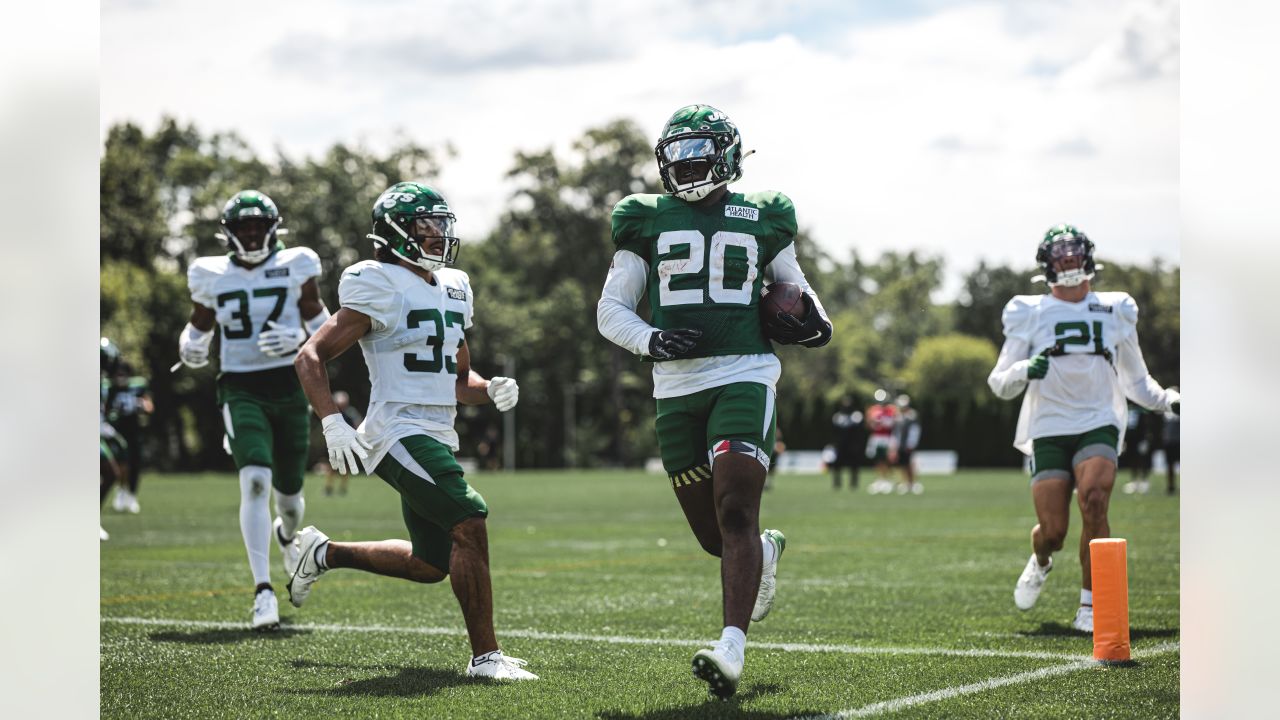 New York Jets wide receiver Garrett Wilson (17) practices before a  preseason NFL football game against the New York Giants, Sunday, Aug. 28,  2022, in East Rutherford, N.J. (AP Photo/Adam Hunger Stock