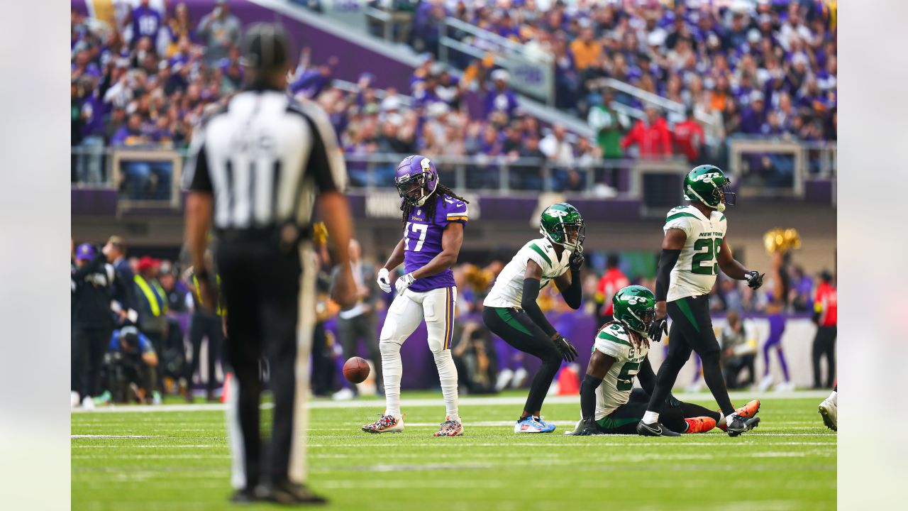 Vikings hold off Jets 27-22 to improve to 10-2, clinch share of