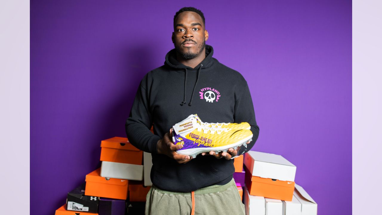 Vikings' C.J. Ham Honors Mother's Memory With Custom Cleats