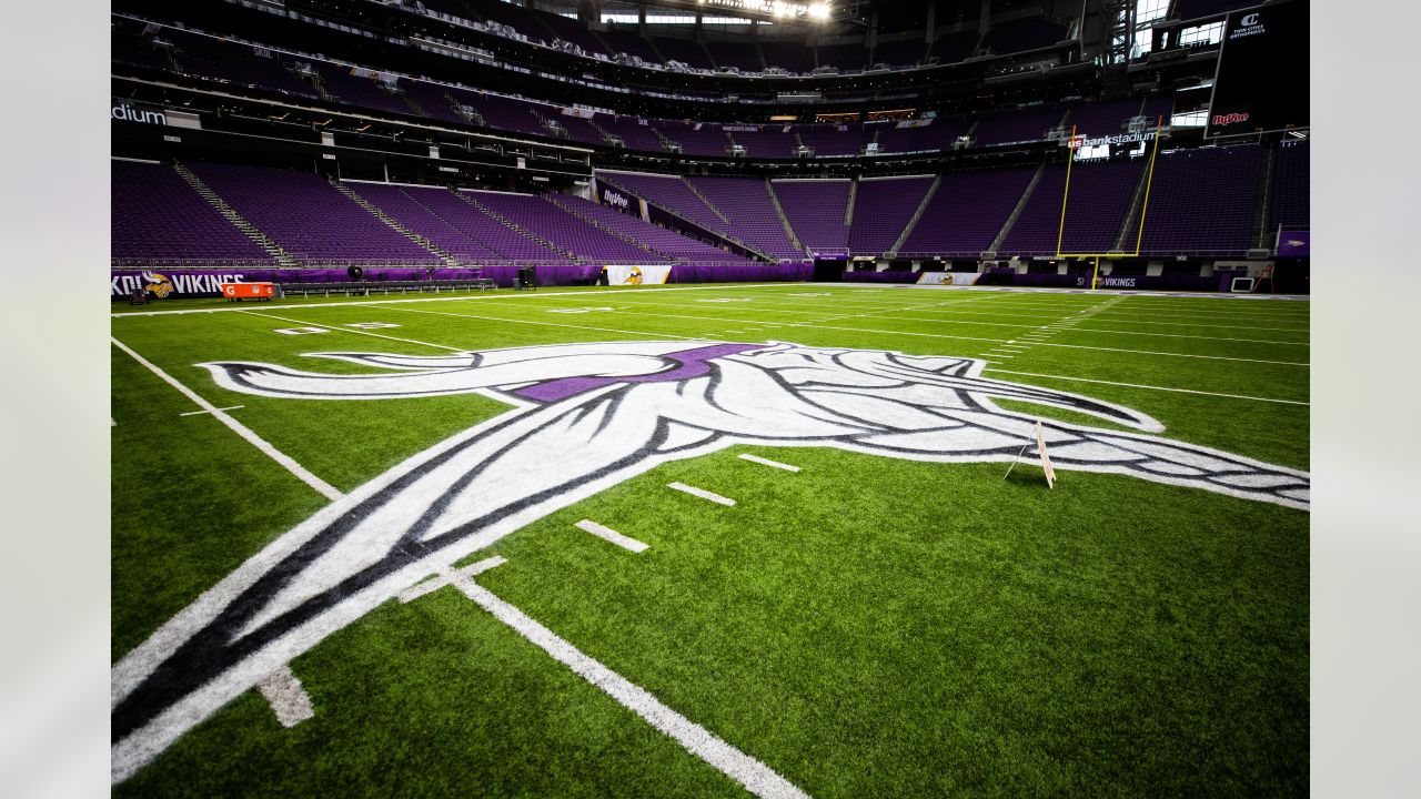 Vikings run onto the field at U.S. Bank Stadium 