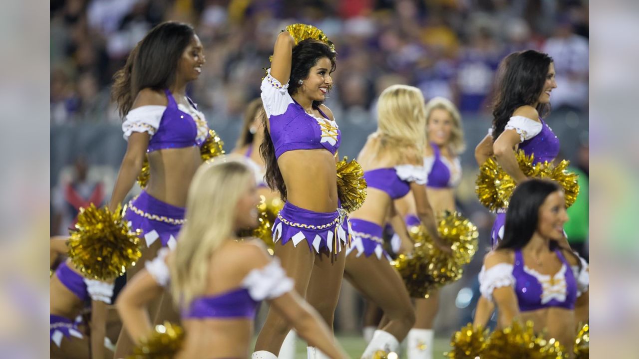 VIDEO: Ragnar mimics Vikings cheerleaders, hilarity ensues