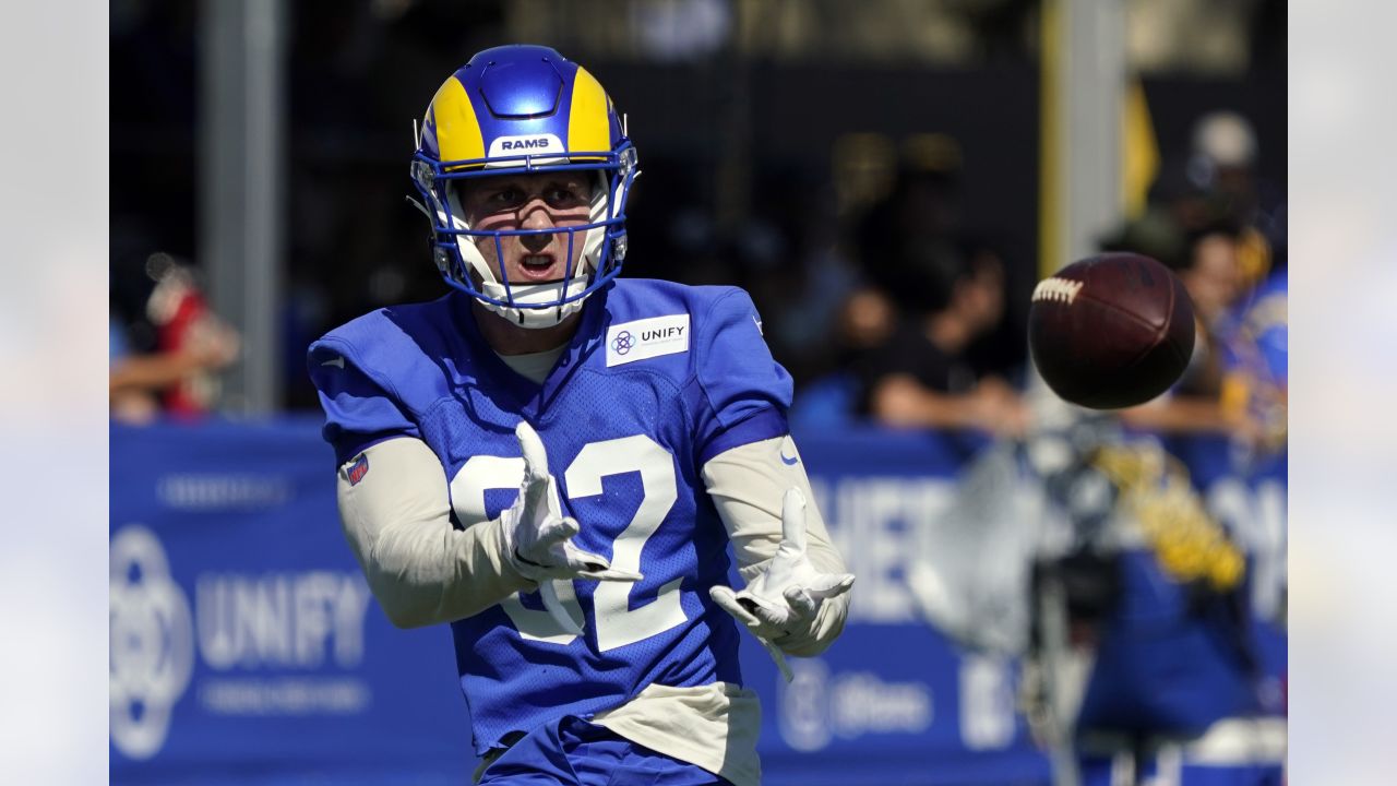 Minnesota Vikings tight end Johnny Mundt warms up before a