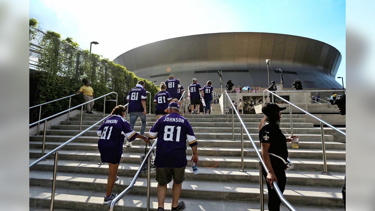 Santa Clara, California, USA. 11th Jan, 2020. 56 Kwon Alexander and #99  Danielle Hunter signing jerseys and showing some sportsmanship after the  NFC Divisional Game, Minnesota Vikings vs. San Francisco 49ers game